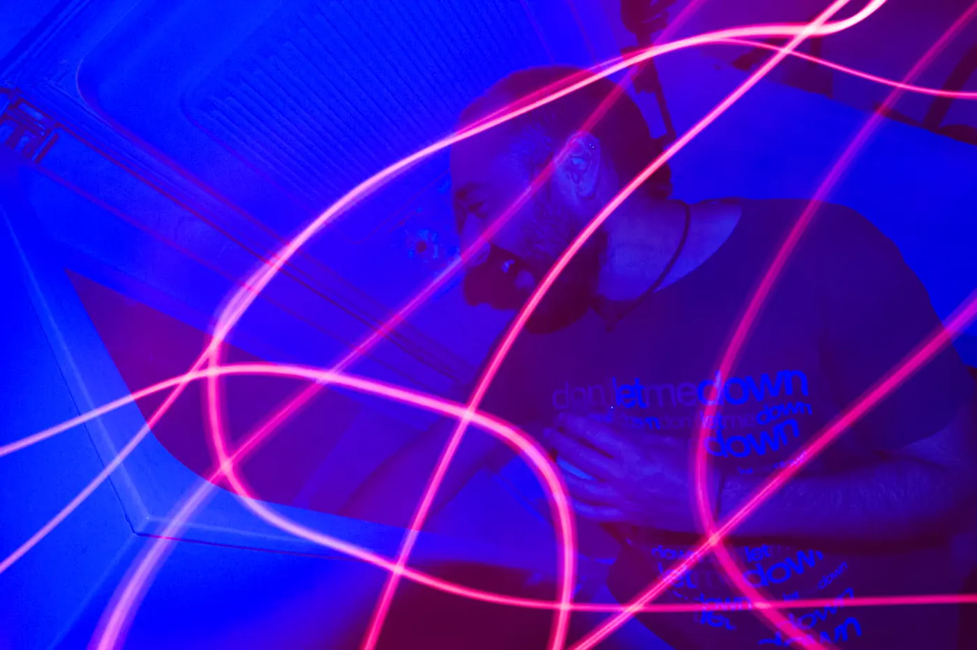 Luces de colores durante una noche de música en Vibrabuena.