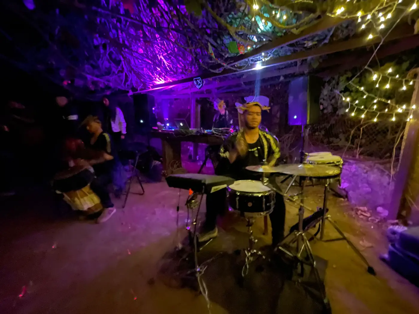 Músicos tocando de noche bajo las luces de Vibrabuena.